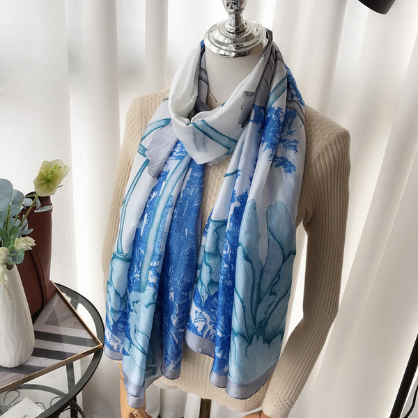 Színes női sál virágmintával