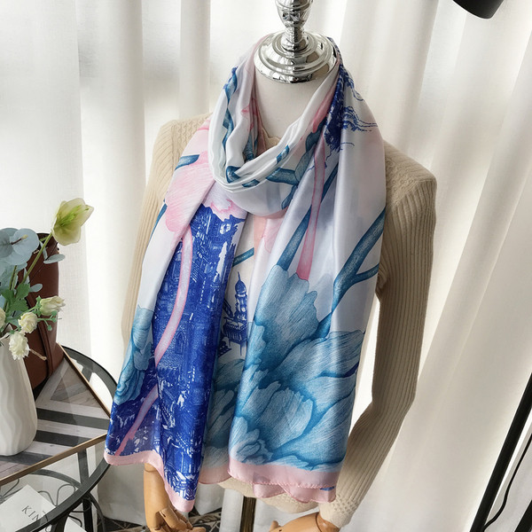 Színes női sál virágmintával