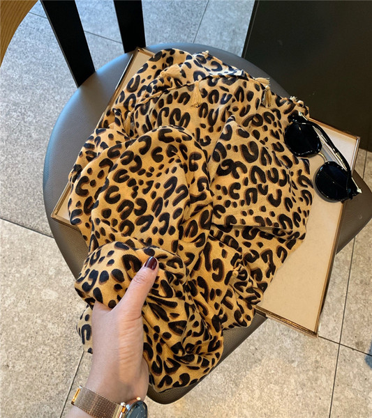 Aktualan ženski šal sa leopard uzorkom i resicama