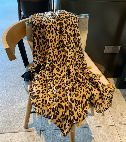 Aktualan ženski šal sa leopard uzorkom i resicama