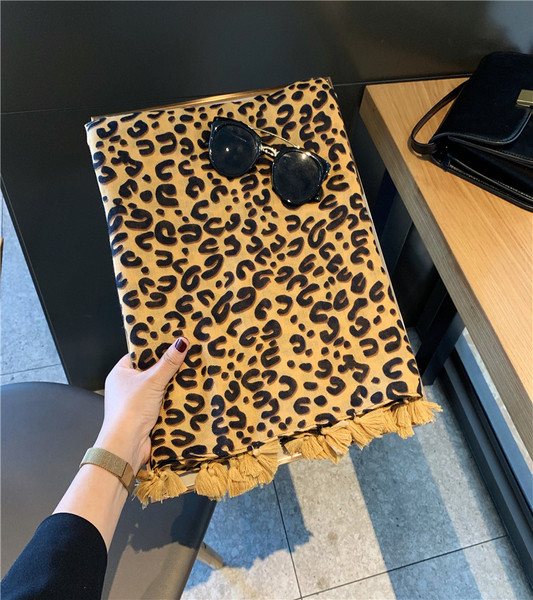 Aktualan ženski šal sa leopard uzorkom i resicama