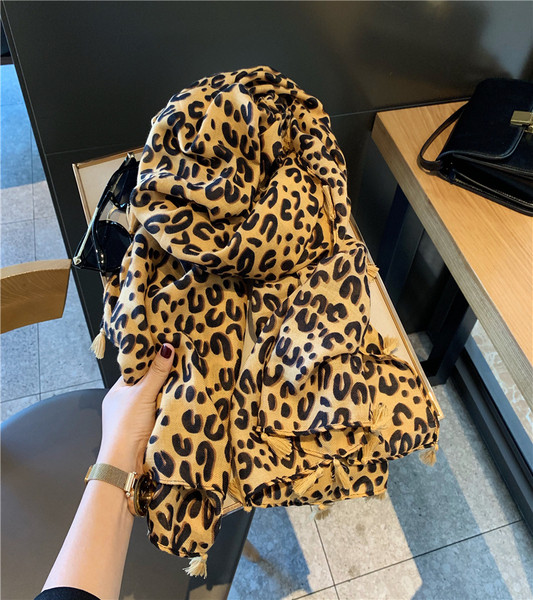 Aktualan ženski šal sa leopard uzorkom i resicama