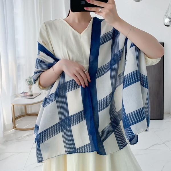 Stílusos női sál bézs és kék négyzetekben