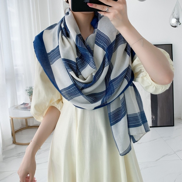 Stílusos női sál bézs és kék négyzetekben