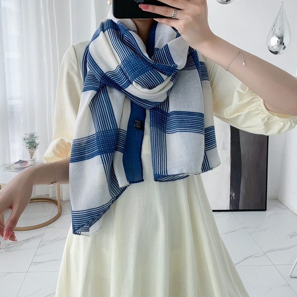 Stílusos női sál bézs és kék négyzetekben