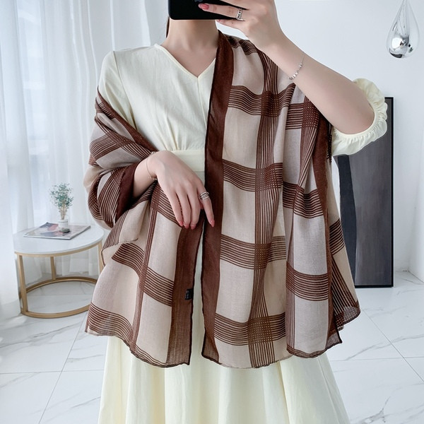 Stílusos női sál bézs és kék négyzetekben