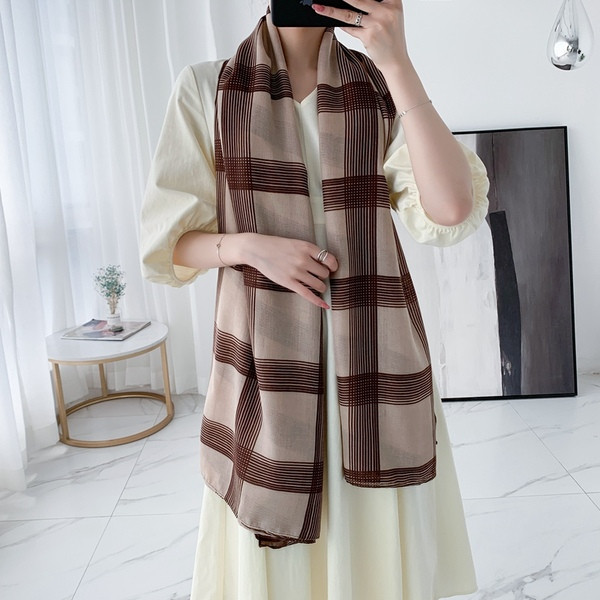 Stílusos női sál bézs és kék négyzetekben