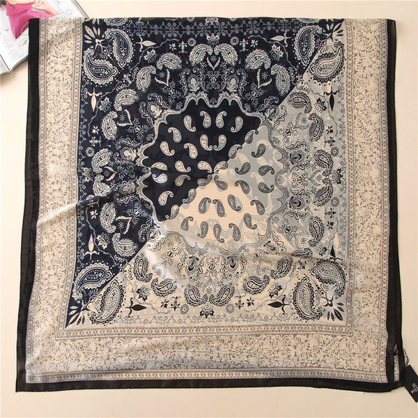 Moteriškas laisvalaikio šalikas su etniniais motyvais