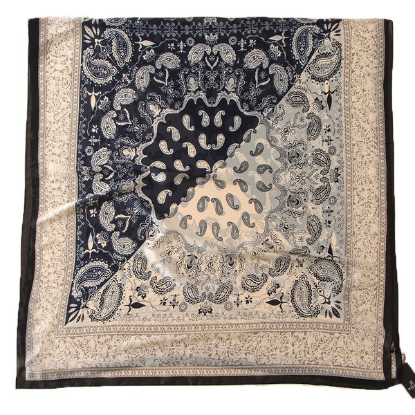 Moteriškas laisvalaikio šalikas su etniniais motyvais