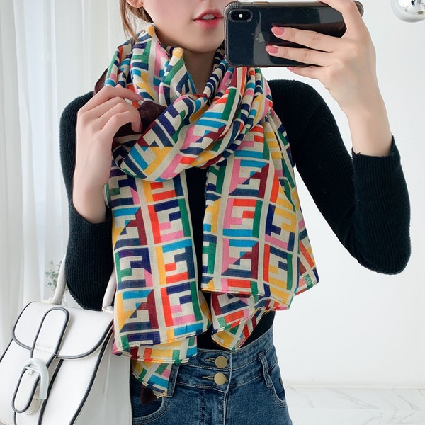 Színes női sál geometriai mintával