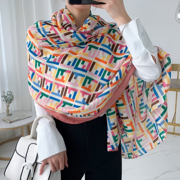 Színes női sál geometriai mintával