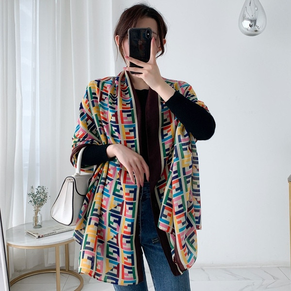 Színes női sál geometriai mintával