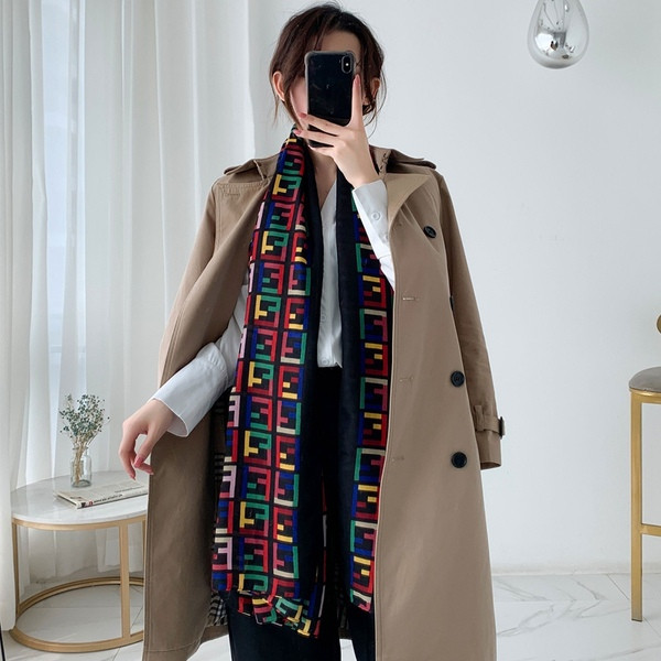 Színes női sál geometriai mintával