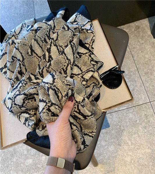 Eșarfă modernă de damă cu model de șarpe