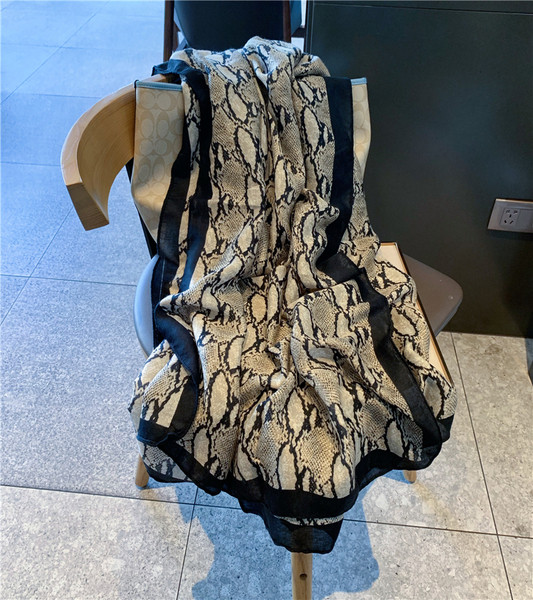 Eșarfă modernă de damă cu model de șarpe