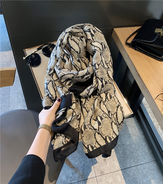 Eșarfă modernă de damă cu model de șarpe