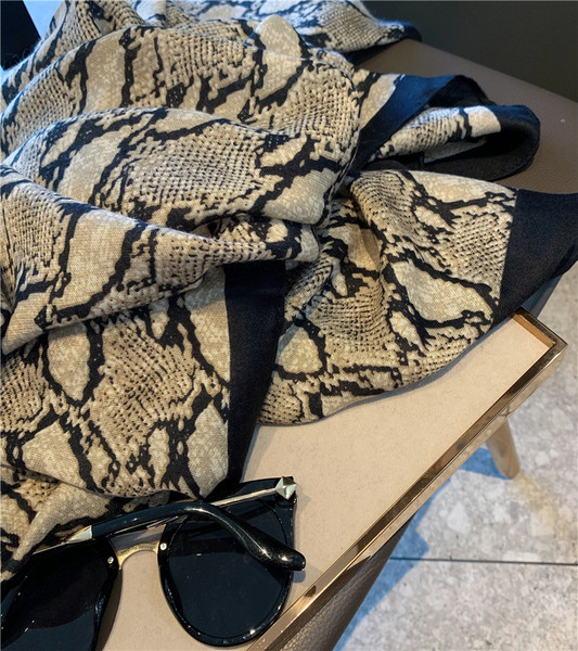 Eșarfă modernă de damă cu model de șarpe