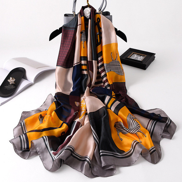 Női színes sál négyzetekben