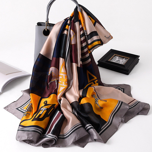 Női színes sál négyzetekben