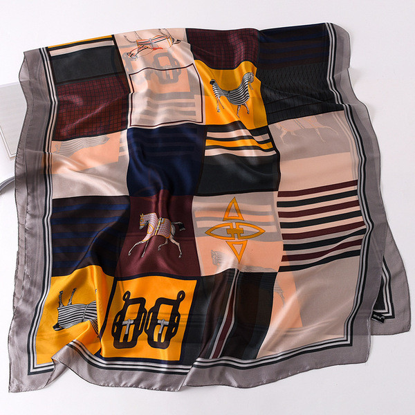 Női színes sál négyzetekben