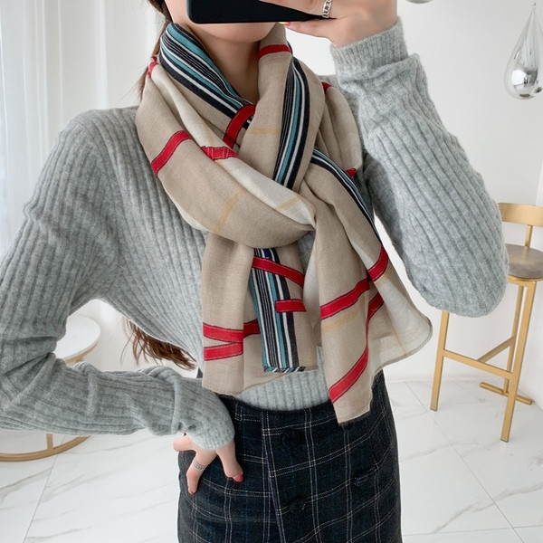 Elegáns női sál kockás mintával - hosszú modell