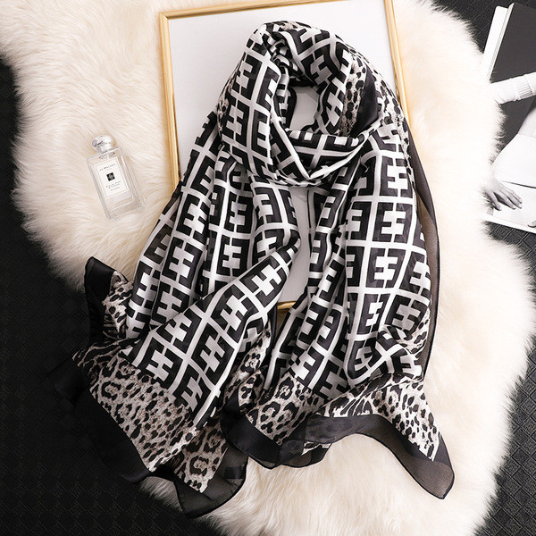 Ženski moderan šal s uzorkom leoparda
