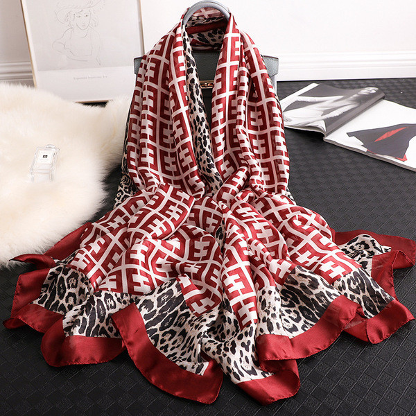 Ženski moderan šal s uzorkom leoparda