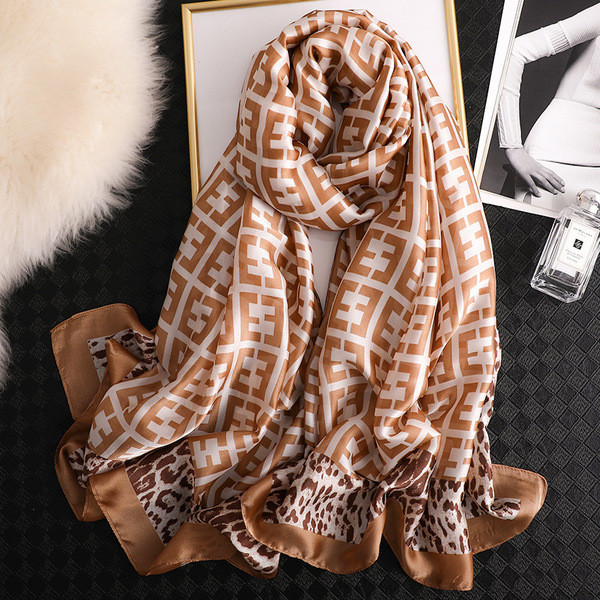 Ženski moderan šal s uzorkom leoparda