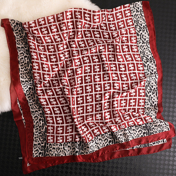 Ženski moderan šal s uzorkom leoparda