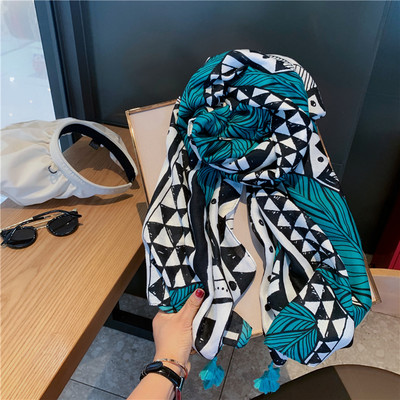 Ежедневен дамски зимен шал с цветен десен и пискюл 