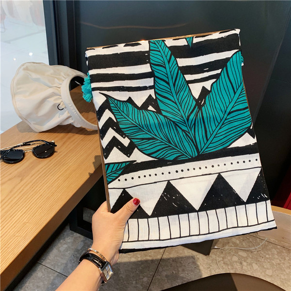 Lezser női téli sál színes mintával és bojttal