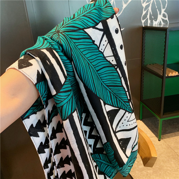 Lezser női téli sál színes mintával és bojttal