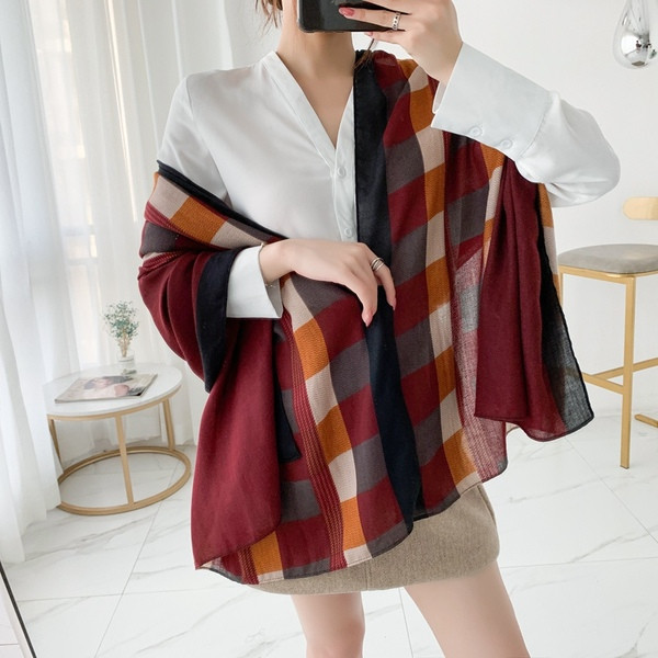 Modern női négyszögletes sál meleg színekben