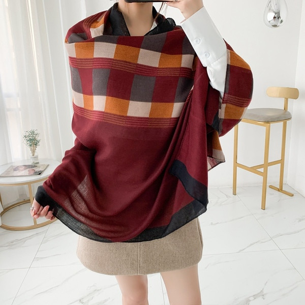 Modern női négyszögletes sál meleg színekben