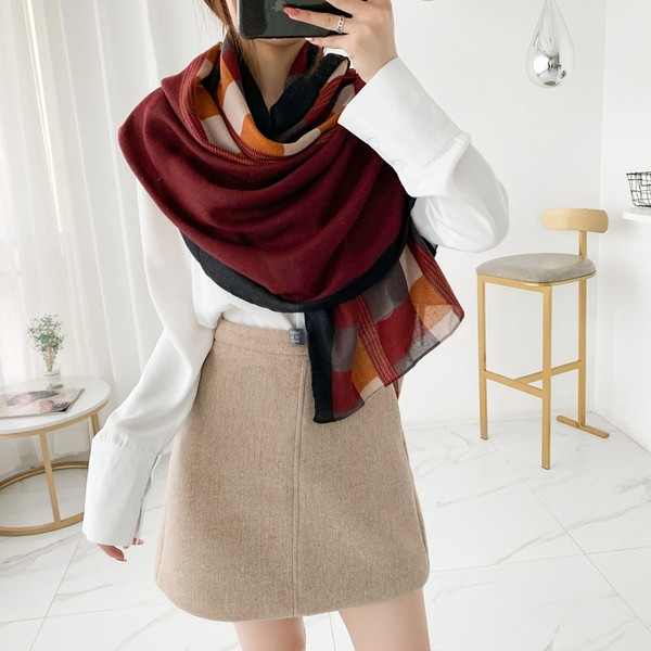 Modern női négyszögletes sál meleg színekben