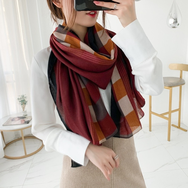 Modern női négyszögletes sál meleg színekben