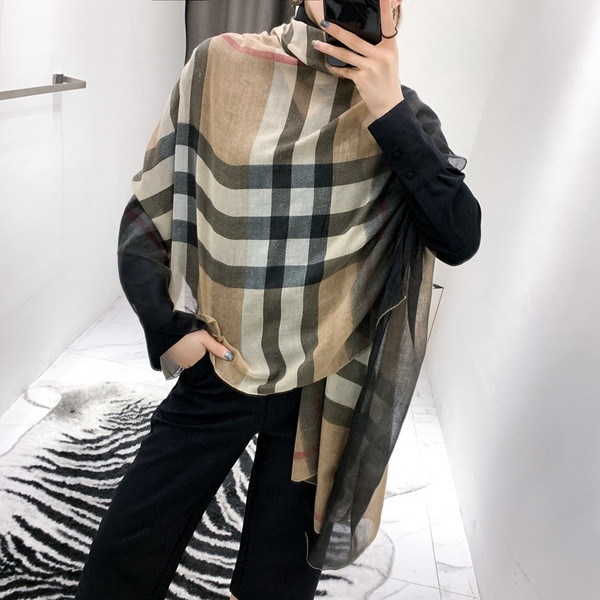 Hosszú téli női sál klasszikus mintával