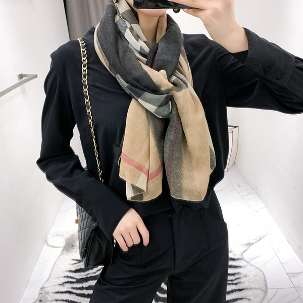 Hosszú téli női sál klasszikus mintával