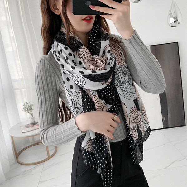 Elegáns női sál rózsákkal és pöttyökkel díszítve