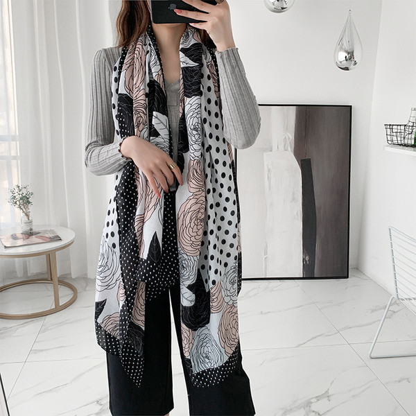 Elegáns női sál rózsákkal és pöttyökkel díszítve