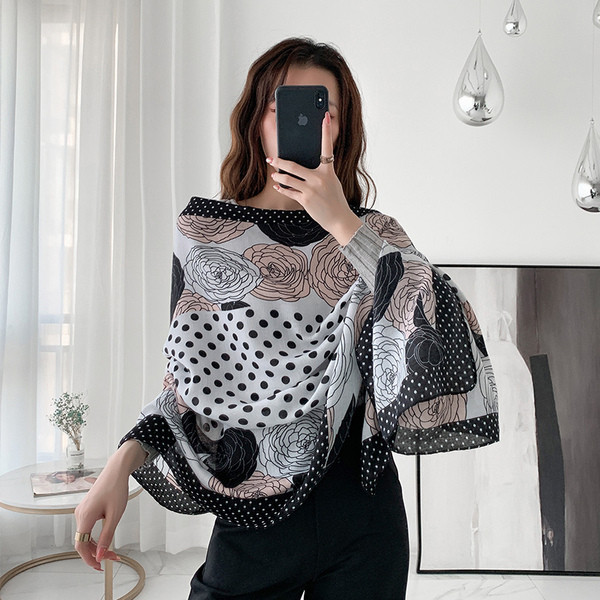 Elegáns női sál rózsákkal és pöttyökkel díszítve