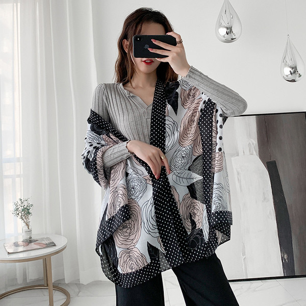 Elegáns női sál rózsákkal és pöttyökkel díszítve