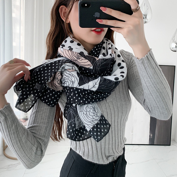 Elegáns női sál rózsákkal és pöttyökkel díszítve