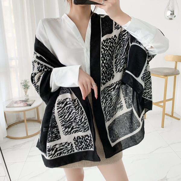 Női hosszú sál állatmintás két színben