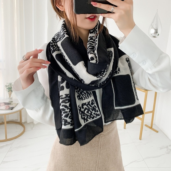 Női hosszú sál állatmintás két színben