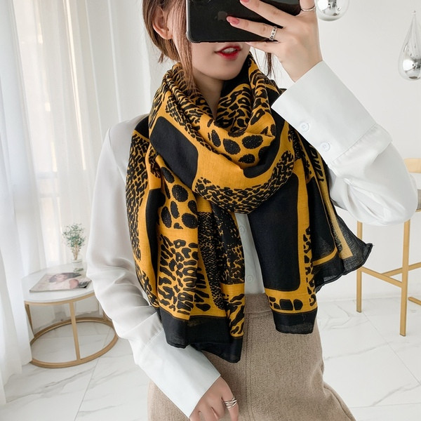 Női hosszú sál állatmintás két színben