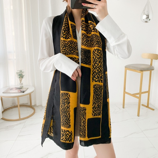 Női hosszú sál állatmintás két színben