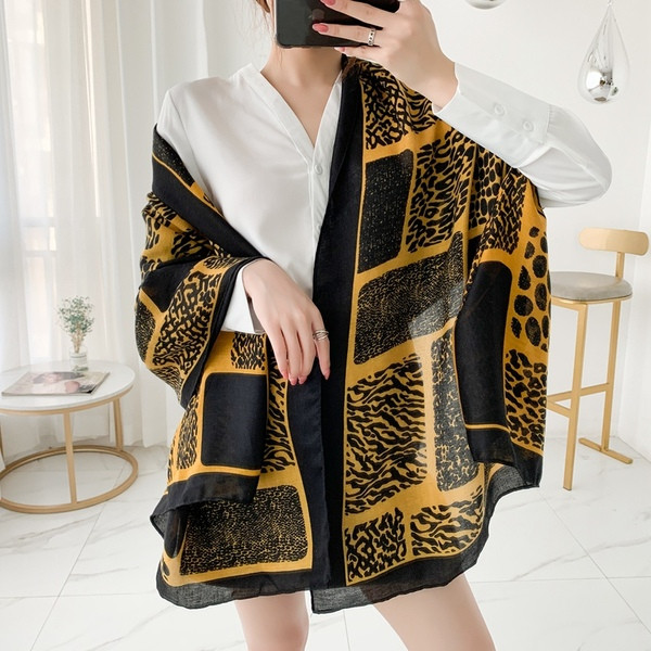 Női hosszú sál állatmintás két színben