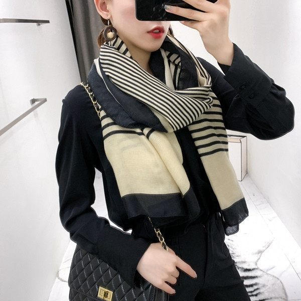 Téli, terjedelmes női sál három színben - alkalmas őszre és télre