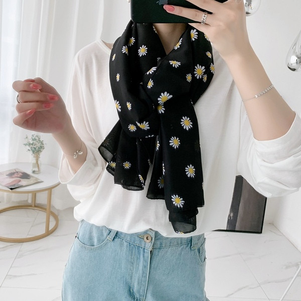 Új modell női sál - fekete, százszorszép díszítéssel